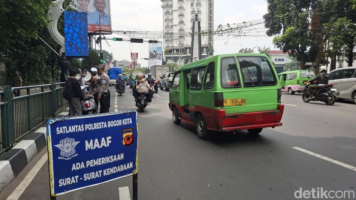 Seorang pengendara motor mencoba kabur dan nyaris menabrak polisi saat menghindari Operasi Zebra Lodaya di Kota Bogor. Operasi Zebra Lodaya 2024 digelar tanggal 14-27 Oktober 2024.