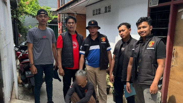 Seorang pria di Jakbar ditangkap polisi usai membacok anak pengepul rongsokan