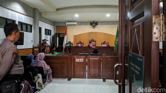 Sidang putusan dua terdakwa korupsi dana PNPM Lombok Timur di Pengadilan Tipikor Mataram, Senin (14/10/2024).