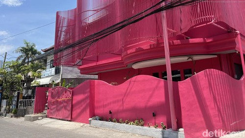 Situasi di depan Pink Palace Spa Bali, tampak gerbang telah dipasangi garis polisi, Senin (14/10/2024). (Ida Bagus Putu Mahendra/detikBali)