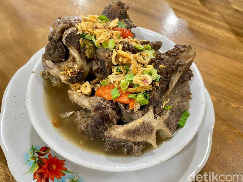 Sop Mak Garang: Kenyang Mantap! Sop Iga Jumbo Plus Taburan Cabai Rawit