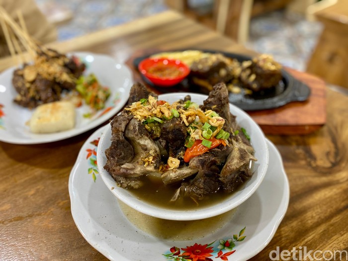 Sop Mak Garang: Kenyang Mantap! Sop Iga Jumbo Plus Taburan Cabai Rawit