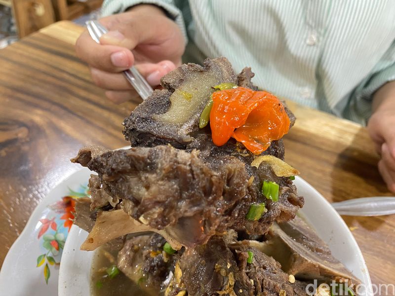 Sop Mak Garang: Kenyang Mantap! Sop Iga Jumbo Plus Taburan Cabai Rawit