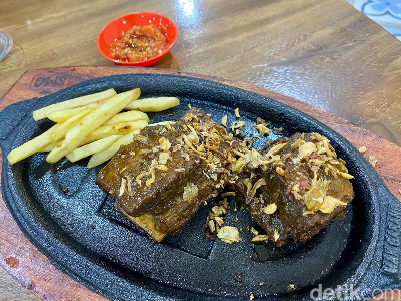 Sop Mak Garang: Kenyang Mantap! Sop Iga Jumbo Plus Taburan Cabai Rawit