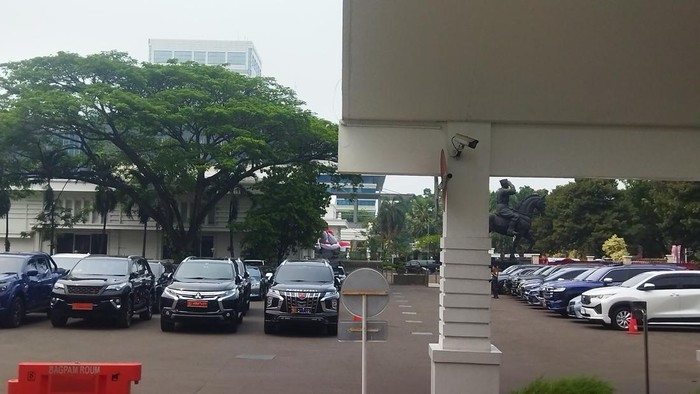 Suasana kantor Kemhan saat para pimpinan MPR tiba untuk temui Prabowo (Kurniawan/detikcom)