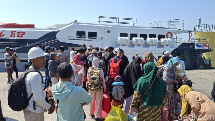 Suasana pelayaran perdana kapal cepat di pelabuhan kalianget tujuan Pulau Sapudi dan Raas.