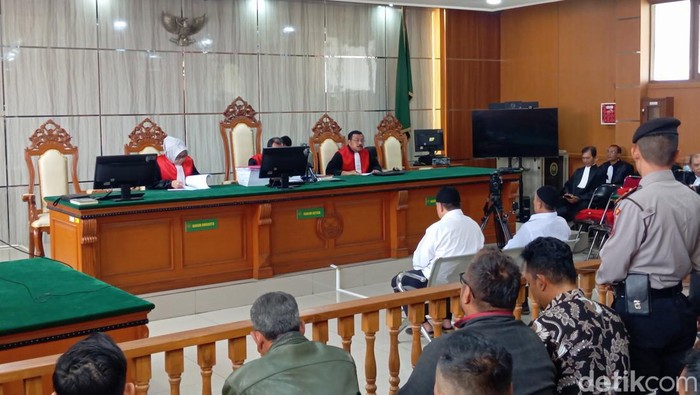 Suasana sidang pembacaan putusan duo Muller bersaudara di PN Bandung. Keduanya dinyatakan bersalah dalam kasus pemalsuan surat sengketa lahan Dago Elos.