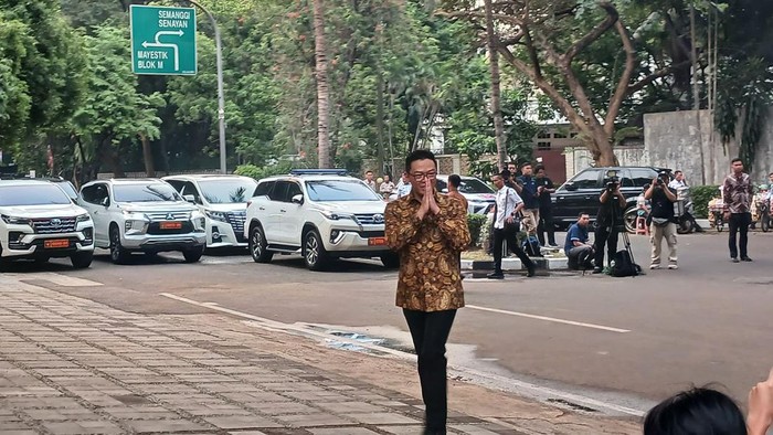 Waketum Gerindra Sugiono merapat ke rumah Presiden terpilih Prabowo Subianto. di Jalan Kertanegara, Jakarta Selatan.
