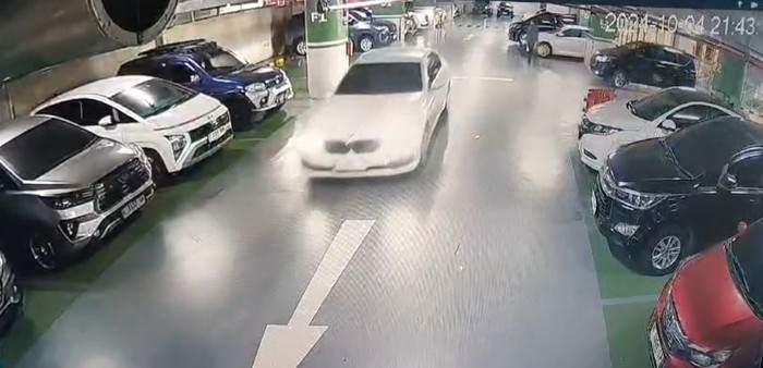 Tangkapan layar rekaman CCTV mobil BMW yang dicuri oleh pemilik sebelumnya di parkiran hotel di Semarang. Diunggah Senin (14/10/2024).