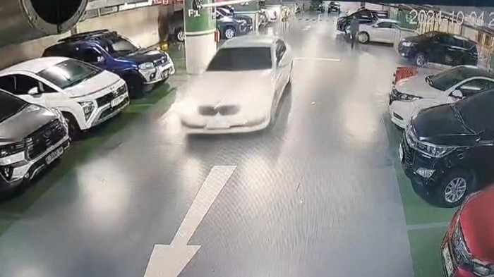 Tangkapan layar rekaman CCTV mobil BMW yang dicuri oleh pemilik sebelumnya di parkiran hotel di Semarang. Diunggah Senin (14/10/2024).