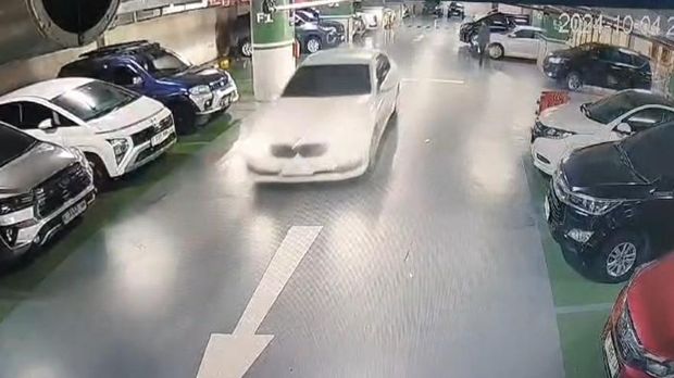 Tangkapan layar rekaman CCTV mobil BMW yang dicuri oleh pemilik sebelumnya di parkiran hotel di Semarang. Diunggah Senin (14/10/2024).