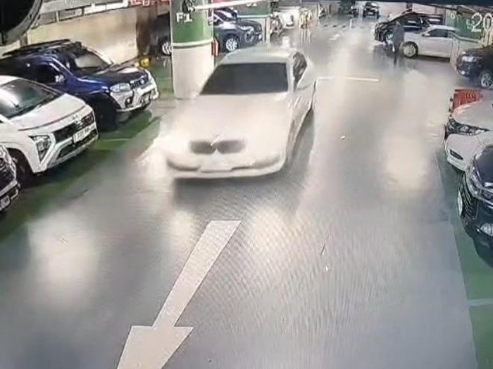 Tangkapan layar rekaman CCTV mobil BMW yang dicuri oleh pemilik sebelumnya di parkiran hotel di Semarang. Diunggah Senin (14/10/2024).