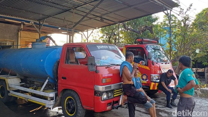 Tempat pengisian air bersih di Maros, Sulsel.