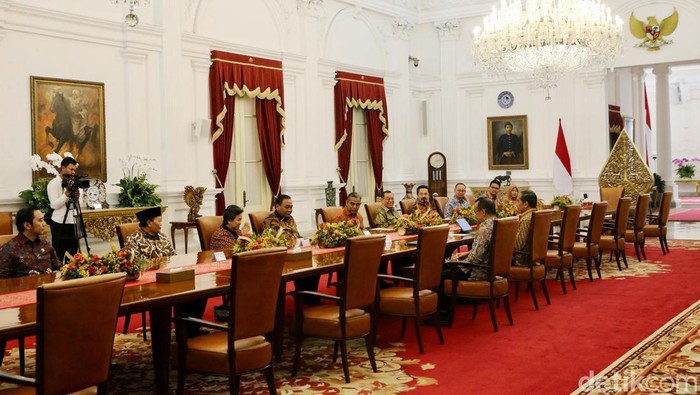 Temui Jokowi, Pimpinan MPR Beri Undangan Pelantikan Prabowo-Gibran Pimpinan MPR menemui Presiden Jokowi di Istana Negara, Jakarta, Senin (14/10). Mereka menyampaikan undangan pelantikan Prabowo Subianto-Gibran Rakabuming Raka.