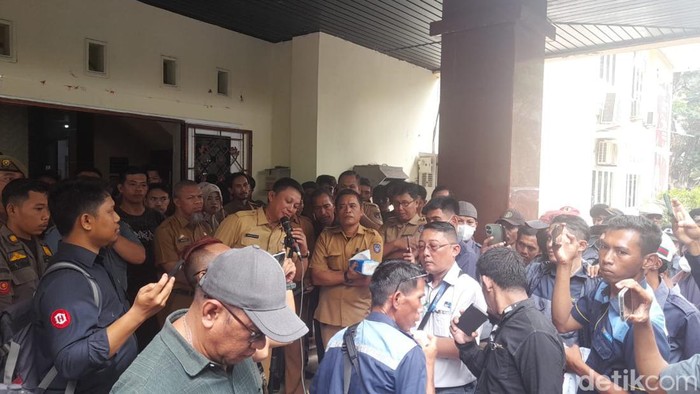 Tenaga TPOP demo di kantor Dinas SDA CKTR Sulsel.