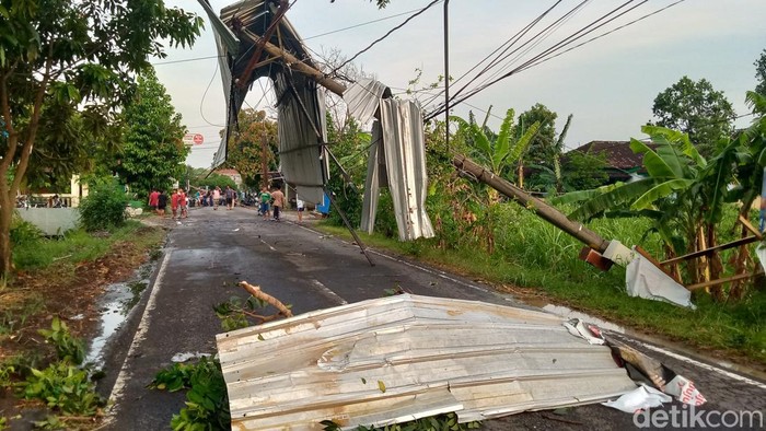 Tiang listrik tumbang di Jalan Penggung-Karanganom, Klaten, Senin (14/10/2024)