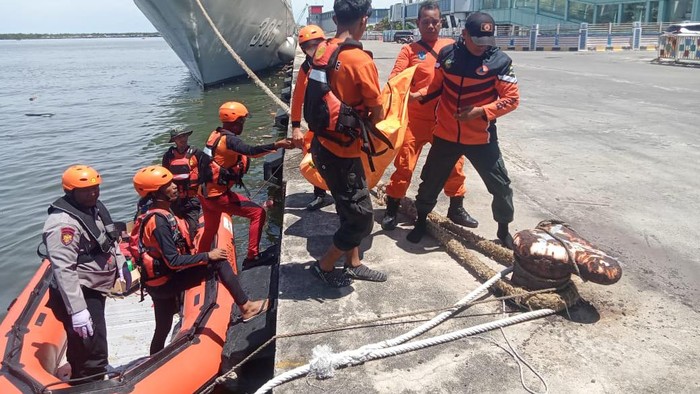 Tim SAR gabungan mengevakuasi jenazah korban hanyut di Medan Belawan