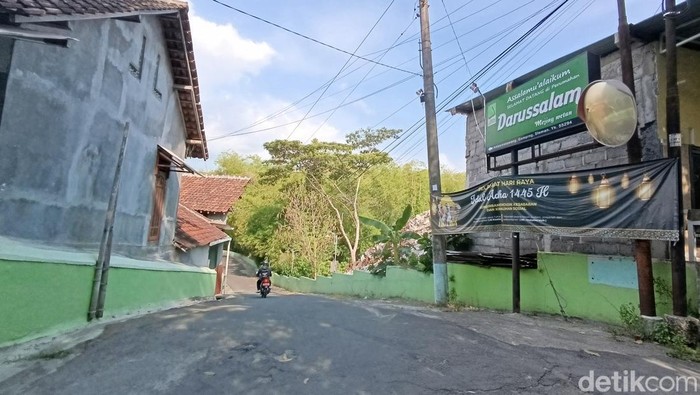 Perumahan Darussalam di Mejing Wetan, Ambarketawang Gamping, Sleman yang terlewati tol Jogja-Solo-YIA, Minggu (13/10/2024).