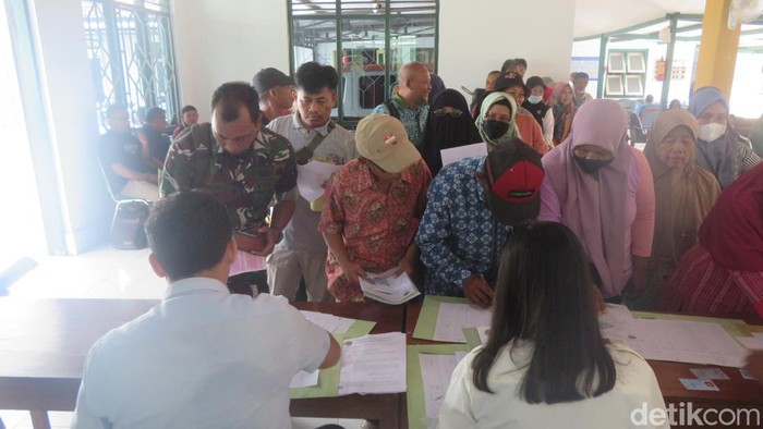 Suasana pembayaran UGR tol Jogja-Solo-YIA Seksi 3 di Kantor Kalurahan Sumberrahayu, Moyudan, Sleman, Senin (14/10/2024).