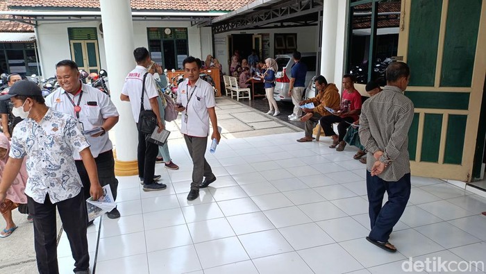 Aktivitas para sales terlihat di Kantor Kalurahan Sumberrahayu, Moyudan, Sleman, Senin (14/10/2024).