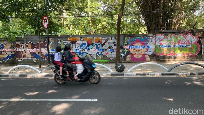 Trotoar di samping Kebun Binatang Bandung kini dipasang besi pembatas agar tak jadi tempat parkir liar.