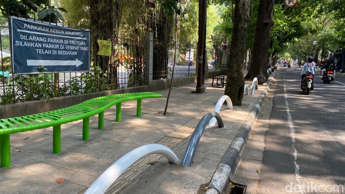 Trotoar di samping Kebun Binatang Bandung kini dipasang besi pembatas agar tak jadi tempat parkir liar.