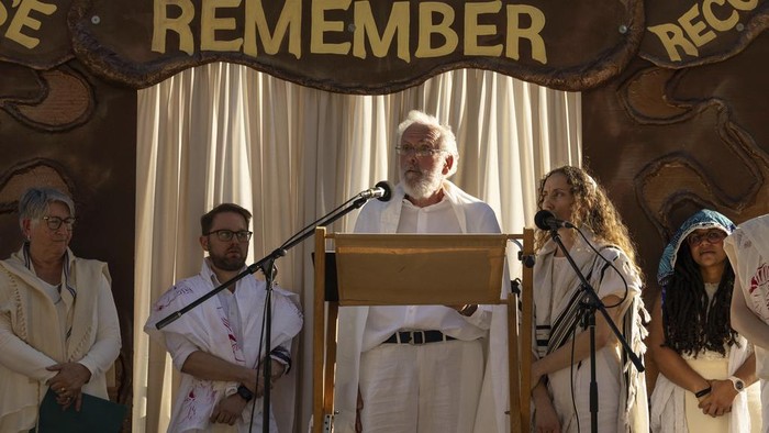 Umat Yahudi di New York Gelar Doa Bersama untuk Gaza People react during Yizkor, a Jewish prayer service for the dead, to demand a permanent cease-fire in Gaza, on Yom Kippur in the Brooklyn borough of New York, Saturday, Oct. 12, 2024. (AP Photo/Yuki Iwamura)
