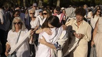 Mereka juga menyerukan Kami Warga Yahudi Meminta Hentikan Genosida Terhadap Rakyat Palestina. 