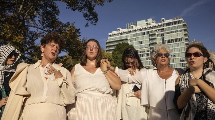 People react during Yizkor, a Jewish prayer service for the dead, to demand a permanent cease-fire in Gaza, on Yom Kippur in the Brooklyn borough of New York, Saturday, Oct. 12, 2024. (AP Photo/Yuki Iwamura)