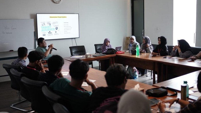 Universitas Islam Makassar (UIM) mengadakan pelatihan pemanfaatan kecerdasan buatan seperti Artificial Intelligence (AI) untuk media digital kemanusiaan bersama Institut Teknologi dan Kesehatan Tri Tunas.