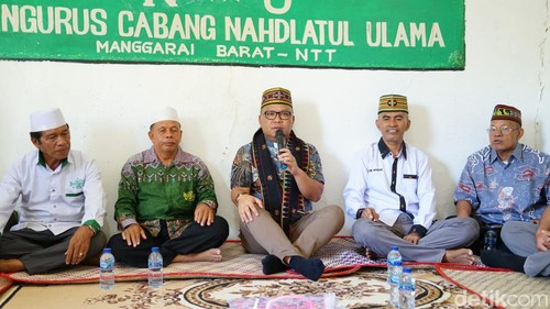 Uskup terpilih Labuan Bajo, Mgr Maksimus Regus, di kantor Sekretariat PCNU Manggarai Barat di Labuan Bajo, Senin (14/10/2024). (Dok. Sie Publikasi dan Dokumentasi Tahbisan Mgr Maksimus Regus)