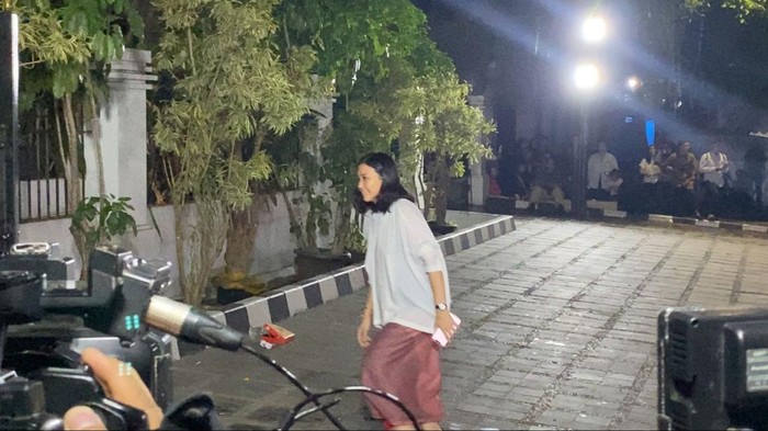 Veronica Tan merapat ke rumah Presiden terpilih Prabowo Subianto di Jakarta Selatan. Veronica merapat ke rumah Prabowo sebagai salah satu calon Menteri.