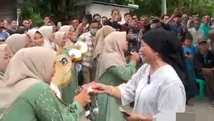 Video Lucianty bagikan saweran uang Rp 100 ribu kepada penyanyi hadroh.