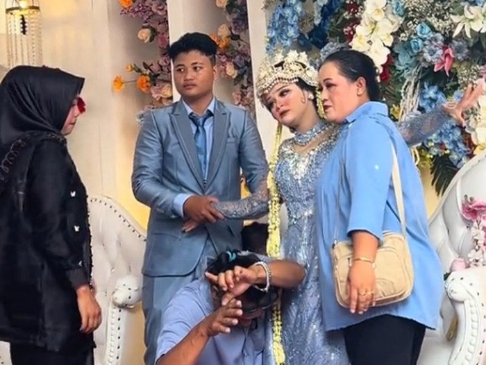 Video pengantin wanita mendadak kesurupan ketika di atas pelaminan bikin tamu undangan dan keluarga panik. Postingan tersebut langsung viral di TikTok.