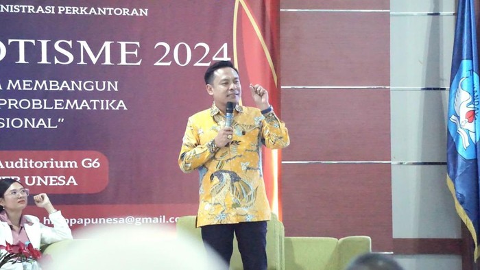 Wakil Ketua DPRD Kota Surabaya Arif Fathoni