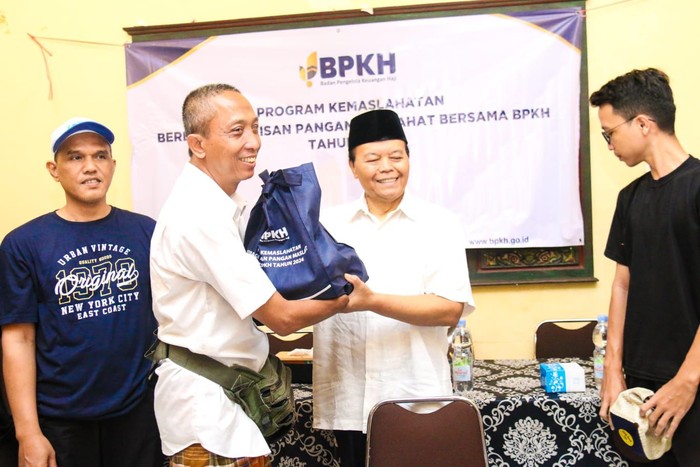 Wakil Ketua MPR RI Hidayat Nur Wahid (HNW) menyalurkan bantuan pangan ke 3.000 keluarga yang membutuhkan di Jakarta.