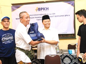 Dukung Ketahanan Keluarga, HNW Beri 3.000 Paket Sembako ke Warga Jakarta