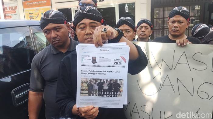 Warga Sleman yang tergabung dalam Front Masyarakat Madani mengadukan 4 oknum lurah ke Bawaslu Sleman atas dugaan ketidaknetralan di Pilkada, Senin (14/10/2024).