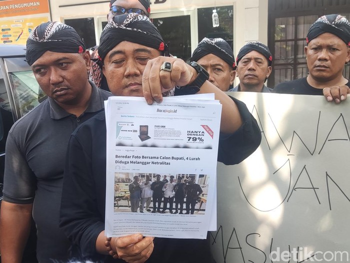 Warga Sleman yang tergabung dalam Front Masyarakat Madani mengadukan 4 oknum lurah ke Bawaslu Sleman atas dugaan ketidaknetralan di Pilkada, Senin (14/10/2024).