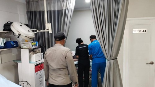 WN Australia dirawat di Est Medical, Nusa Penida, Minggu (13/10/2024). (Foto : dok polres Klungkung).