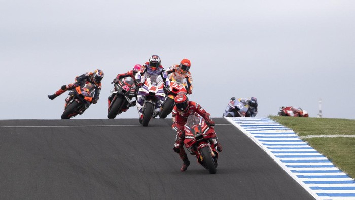 PHILLIP ISLAND, AUSTRALIA - OCTOBER 21: Francesco Bagnaia of Italy and Ducati Lenovo Team leads the field during the MotoGP of Australia - Qualifying & Race of the 2023 MotoGP of Australia at Phillip Island Grand Prix Circuit on October 21, 2023 in Phillip Island, Australia. (Photo by Mirco Lazzari gp/Getty Images)