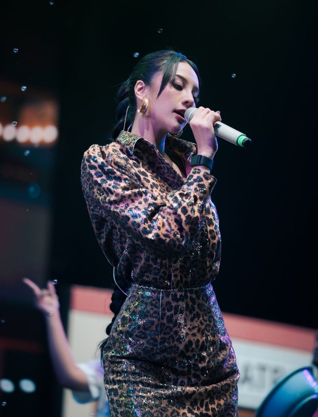 Bergaya kembar, Anya Geraldine juga terlihat mengenakan dress leopard saat manggung di acara Synchronize Festival. Dalam keterangan unggahannya Anya menyebut jika itu adalah kali pertama dirinya manggung untuk bernyanyi di sebuah acara musik. Foto: Instagram/@itsmebcl/@anyageraldine