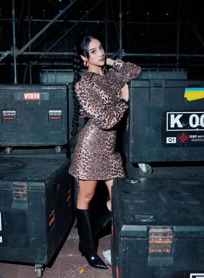 Sementara Anya Geraldine memaduka kemeja dress lengan panjangnya dengan sepasang boots hitam yang memiliki hak rendah. Foto: Instagram/@itsmebcl/@anyageraldine