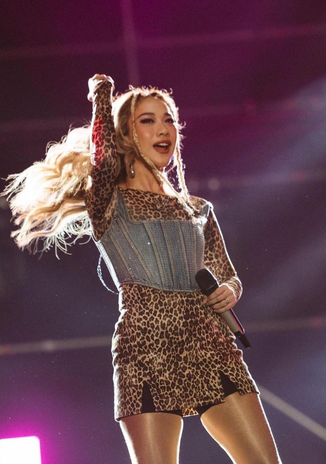 Rambut blonde wanita 41 tahun itu tampak dibiarkan terurai dan dibuat wavy pada bagian belakangnya. Sementara kedua poni di sisi kiri kanan depan rambutnya dikepang. Foto: Instagram/@itsmebcl/@anyageraldine