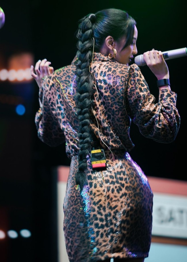 Anya Geraldine memilih mengikat satu dan mengepang rambut panjang hitamnya. Poni pada bagian sisi kiri dan kanan depan rambutnya tampak disisakan sedikit. Foto: Instagram/@itsmebcl/@anyageraldine