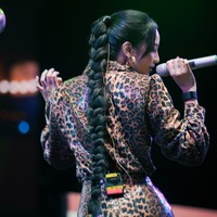 Anya Geraldine memilih mengikat satu dan mengepang rambut panjang hitamnya. Poni pada bagian sisi kiri dan kanan depan rambutnya tampak disisakan sedikit. Foto: Instagram/@itsmebcl/@anyageraldine