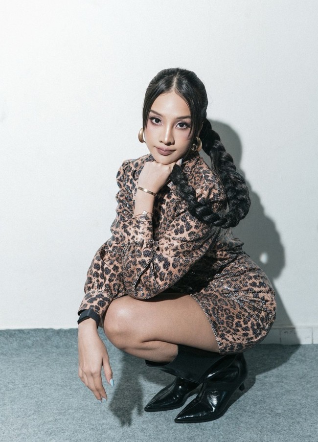 Anya juga melengkapi penampilannya dengan sepasang anting emas berbentuk bulat serta gelang emas di tangannya. Untuk riasan wajahnya Anya memilih tampilan glam look dengan lipstik berwarna coklat. Foto: Instagram/@itsmebcl/@anyageraldine