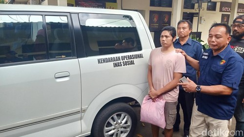 Agus Wanto (32), tersangka pembunuhan nenek berusia 82 tahun di Desa Pulukan, Kecamatan Pekutatan, Jembrana, dikirim ke RSJ Provinsi Bali di Bangli, Selasa (15/10/2024). (I Putu Adi Budiastrawan/detikBali)