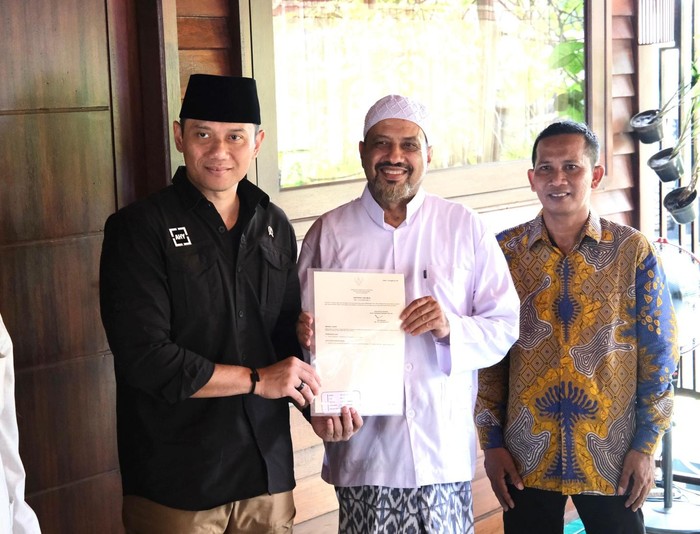 AHY serahkan sertipikat tanah di Pasuruan