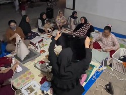 Viral Emak-emak Sekomplek Setrika Bareng, Bawa Camilan Sampai Listrik Jeglek